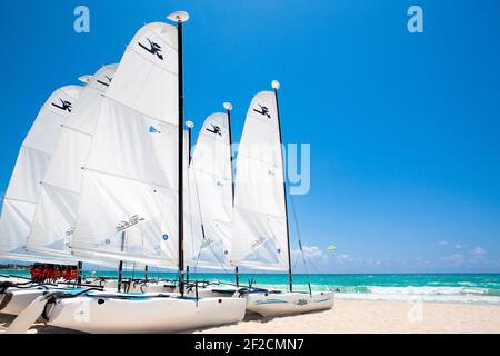 Cozumel, Mexique - 28 mai 2016: Catamarans à voile sur la plage de sable de l'île de Cozumel, Mexique, 28 mai 2016 Banque D'Images