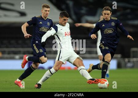 Londres, Royaume-Uni. 11 mars 2021. Erik Lamela de Tottenham Hotspur (M) en action avec Lovro Majer de Dinamo Zagreb (R). UEFA Europa League, Round of 16, 1st leg match, Tottenham Hotspur v Dinamo Zagreb au Tottenham Hotspur Stadium de Londres, le jeudi 11 mars 2021. Cette image ne peut être utilisée qu'à des fins éditoriales. Utilisation éditoriale uniquement, licence requise pour une utilisation commerciale. Aucune utilisation dans les Paris, les jeux ou les publications d'un seul club/ligue/joueur. photo par Steffan Bowen/Andrew Orchard sports photographie/Alay Live news crédit: Andrew Orchard sports photographie/Alay Live News Banque D'Images