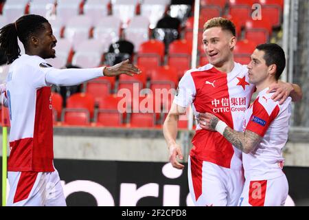 Nicolae Stanciu (à droite) de Slavia à Prague célèbre avec Peter Olayinka (à gauche) et Jan Kuchta après avoir marquant le premier but de leur partie lors du match de l'UEFA Europa League Round of Sixteen à l'Eden Arena de Prague. Date de la photo: Jeudi 11 mars 2021. Banque D'Images