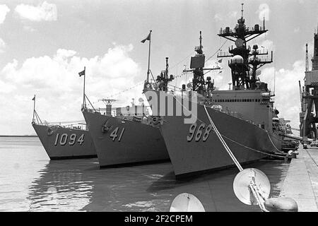 Vue de l'avant-port de l'USS Arthur W. Radford (DD-968), de l'USS King (DDG-41), de l'USS Pharris (FF-1094) dans le port pendant Unitas XXI 1980 DN-SN-83-00273. Banque D'Images