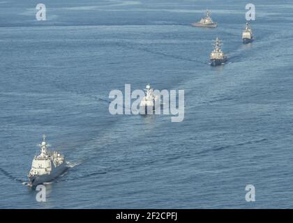 Vue de l'avant-port des PLANS Jinan (152), Yiyang (548), USS Mason (DDG-87), USS Monterey (CG-61), et USS Stout (DDG-55) se retournant en formation pendant l'exercice de passage de l'Atlantique 151107 Banque D'Images