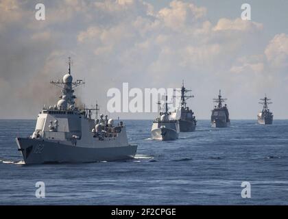 Vue de l'avant-port des PLANS Jinan (152) dirigeant Yiyang (548), USS Mason (DDG-87), USS Monterey (CG-61) et USS Stout (DDG-55) au cours de l'exercice 151107 Banque D'Images