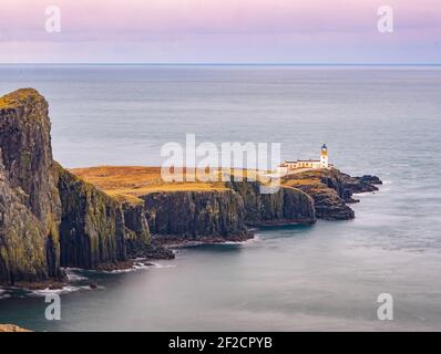 Falaises et phare de Neist point, Écosse. Île de Skye au printemps matin. C'est l'endroit populaire pour les amateurs de voyages Banque D'Images