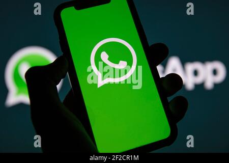 LONDRES, Royaume-Uni - Mars 2021 : logo du service de messagerie en ligne WhatsApp sur un smartphone Banque D'Images