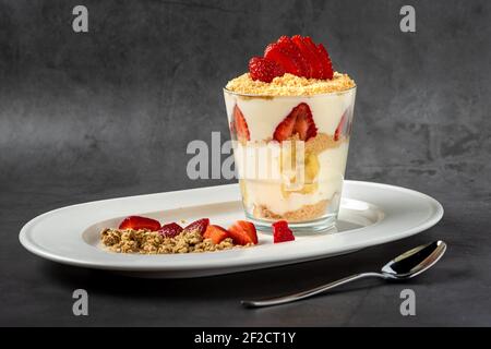 Dessert au magnolia accompagné de fraises et de crème Banque D'Images