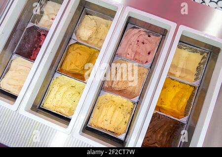 Crème glacée dans le réfrigérateur de la boutique de confiserie Banque D'Images