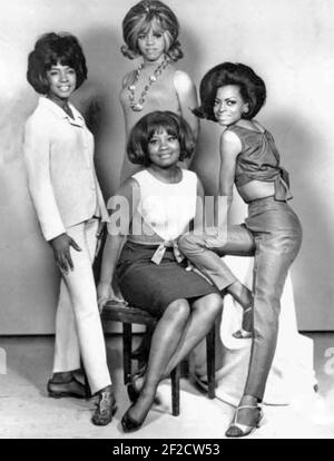 LES SUPRÊMES photo promotionnelle du groupe vocal américain vers 1961. De gauche à droite : Mary Wilson, Barbara Martin, (en haut) Florence Ballard, Diana Ross Banque D'Images