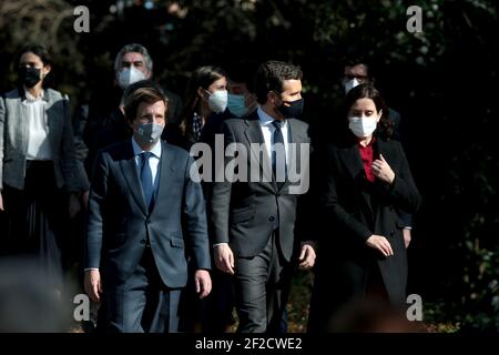 Madrid, Espagne; 11/03/2021.- le maire José Luis Martinez-Almeida, Pablo Casado et Isabel Diaz Ayuso politiciens de la Journée populaire partyeuropéenne pour les victimes du terrorisme. Dix-sept ans plus tard, Madrid se souvient des victimes des attaques du 11 mars contre un anniversaire avec des restrictions dues à la pandémie, dans laquelle l'hommage central est un acte d'État présidé par les rois. Cet acte s'inscrit dans le cadre de la commémoration de la Journée européenne des victimes du terrorisme, fixée le 11 mars de chaque année par le Parlement européen quelques jours après le massacre djihadiste dans la capitale espagnole en 2004. Crédit : dpa Banque D'Images