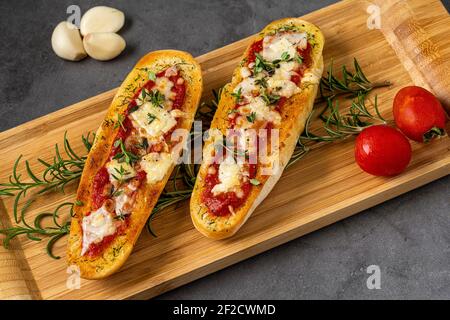 Bruschetta aux tomates cerises, mozzarella et basilic sur bois. Salade Caprese. Banque D'Images