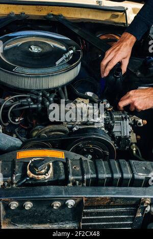 Nevada, Etats-Unis - septembre 2019 Cougar Mercury vieille voiture rétro. Moteur de voiture ouvert Banque D'Images