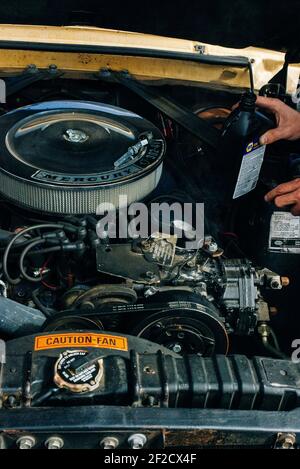 Nevada, Etats-Unis - septembre 2019 Cougar Mercury vieille voiture rétro. Moteur de voiture ouvert Banque D'Images