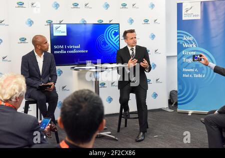 Wellington, Nouvelle-Zélande. 11 mars 2021. Coopération économique Asie-Pacifique (APEC) 2021 le président de la réunion des hauts fonctionnaires Vangelis Vitalis (R) prend la parole lors d'une conférence de presse à Wellington, en Nouvelle-Zélande, le 11 mars 2021. La Nouvelle-Zélande appelle à une plus grande participation mondiale afin d'assurer la circulation libre et rapide des vaccins, des seringues, des masques faciaux et d'autres équipements médicaux connexes à travers la frontière pour lutter contre le COVID-19. Credit: Guo Lei/Xinhua/Alay Live News Banque D'Images