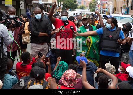 L'étudiant parle pendant la manifestation.la police sud-africaine s'est déplacée pour disperser les étudiants protestant contre le refus de l'Université Wits d'enregistrer les étudiants en retard avec les frais de scolarité. La police a affronté des manifestants qui bloquaient les routes avec des gravats et perturbaient la circulation à Johannesburg. Banque D'Images