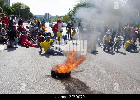 Les étudiants bloquent le trafic pendant la manifestation.la police sud-africaine s'est déplacée pour disperser les étudiants protestant contre le refus de l'Université Wits d'enregistrer les étudiants en retard avec les frais de scolarité. La police a affronté des manifestants qui bloquaient les routes avec des gravats et perturbaient la circulation à Johannesburg. Banque D'Images