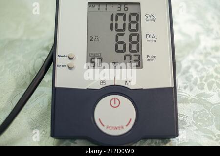 Sphygmomanomètre automatique instrument à domicile, diagnostic de mesure de la pression artérielle, soins de santé Banque D'Images
