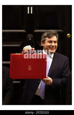 Gordon Brown sort sur 11 Downing St pour aller Et remettre son budget 2004 au Parlement.pic David Sandison 17/3/2004 Banque D'Images