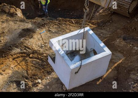 Drainage de l'eau sur le site de construction de la route les trous d'homme carrés en béton installé Banque D'Images