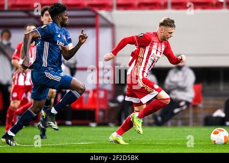 Thomas Partey d'Arsenal (à gauche) et Oleg Reabciuk d'Olympiacos se battent pour le ballon lors de la manche de seize de l'UEFA Europa League, première partie du match au stade Karaiskakis, en Grèce. Date de la photo: Jeudi 11 mars 2021. Banque D'Images