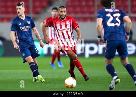 Youssef El Arabi (au centre) de l'Olympiacos contrôle le ballon lors de la manche de seize de la Ligue Europa de l'UEFA, première étape du match au stade Karaiskakis, en Grèce. Date de la photo: Jeudi 11 mars 2021. Banque D'Images