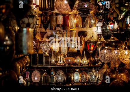 lampes d'exposition arabes dans un marché Banque D'Images