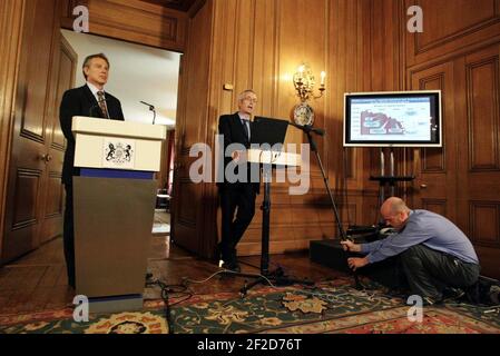 Le Premier ministre britannique Tony Blair lors d'une conférence de presse à sa résidence officielle à Downing Street, Londres, le jeudi 22 juillet 2004. M. Blair a indiqué qu'il ne quitterait pas Downing Street depuis au moins cinq ans en disant aux journalistes: "Nous venons de publier ces stratégies de cinq ans et je veux les voir à travers". Voir PA Story POLITICS Blair. PA photo: David Sandison / WPA / indépendant. Banque D'Images