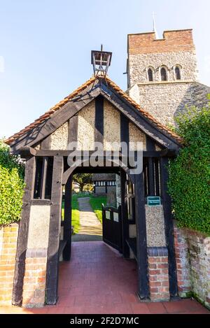 Eglise de St Mary & All Saints, Stambridge Road, Stambridge, Essex, Royaume-Uni. Village rural église. Ragstone, tour de silex. Entrée de la porte Lychgate Banque D'Images