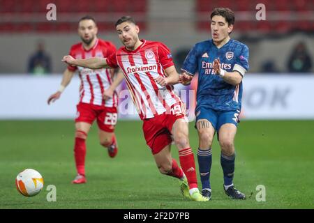 PIRÉE, GRÈCE - MARS 12 : Sokratis Papastathopoulos de l'Olympiacos FC et Hector Bellerin de l'Arsenal FC pendant l'Olympiacos v Arsenal - UEFA Europa League Round of 16 Leg One Match entre l'Olympiacos FC et l'Arsenal FC à Georgios Karaisstadion le 12 mars 2021 à Pirée, Grèce (photo d'Eurokinissie/Orange Pictures) crédit : Orange pics BV/Alay Live News Banque D'Images