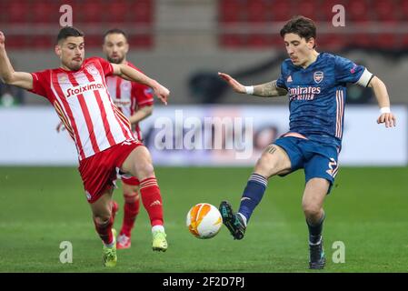 PIRÉE, GRÈCE - MARS 12 : Sokratis Papastathopoulos de l'Olympiacos FC et Hector Bellerin de l'Arsenal FC pendant l'Olympiacos v Arsenal - UEFA Europa League Round of 16 Leg One Match entre l'Olympiacos FC et l'Arsenal FC à Georgios Karaisstadion le 12 mars 2021 à Pirée, Grèce (photo d'Eurokinissie/Orange Pictures) crédit : Orange pics BV/Alay Live News Banque D'Images