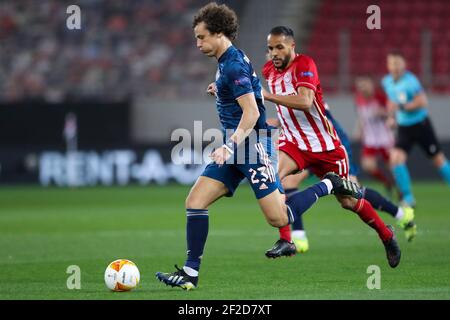 PIRÉE, GRÈCE - MARS 12: David Luiz de l'Arsenal FC et Youssef El Arabi de l'Olympiacos FC pendant l'Olympiacos / Arsenal - UEFA Europa League Round Banque D'Images