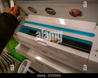 Un artisan parcourt les produits Cricut dans un magasin d'artisanat Michaels à New York le mardi 23 février 2021. Cricut, bien-aimé des bricoleurs, s’est engagé à recueillir 100 millions de dollars par l’intermédiaire d’un IPO. (© Richard B. Levine) Banque D'Images