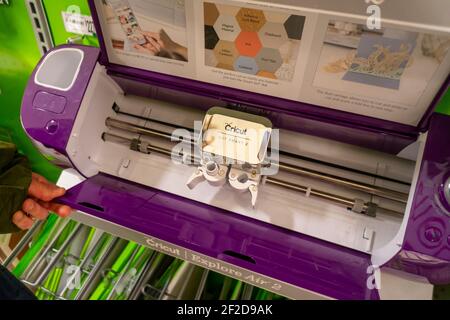 Un artisan parcourt les produits Cricut dans un magasin d'artisanat Michaels à New York le mardi 23 février 2021. Cricut, bien-aimé des bricoleurs, s’est engagé à recueillir 100 millions de dollars par l’intermédiaire d’un IPO. (© Richard B. Levine) Banque D'Images