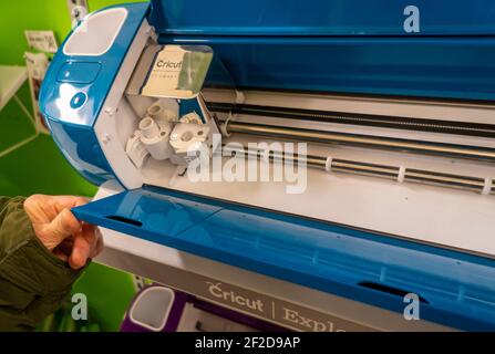 Un artisan parcourt les produits Cricut dans un magasin d'artisanat Michaels à New York le mardi 23 février 2021. Cricut, bien-aimé des bricoleurs, s’est engagé à recueillir 100 millions de dollars par l’intermédiaire d’un IPO. (© Richard B. Levine) Banque D'Images