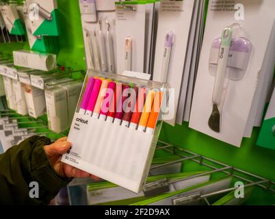 Un artisan parcourt les produits Cricut dans un magasin d'artisanat Michaels à New York le mardi 23 février 2021. Cricut, bien-aimé des bricoleurs, s’est engagé à recueillir 100 millions de dollars par l’intermédiaire d’un IPO. (© Richard B. Levine) Banque D'Images