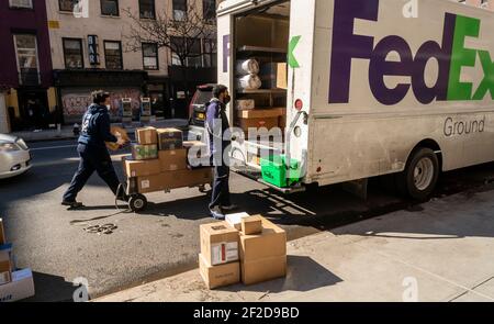 Les livraisons de FedEx triez les colis dans le quartier de Chelsea, à New York, le jeudi 21 février 2021. (© Richard B. Levine) Banque D'Images