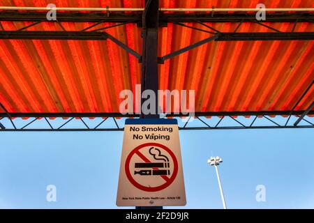 Panneau interdisant de fumer et de vapotage à la gare ferroviaire de long Island à New York le jeudi 25 février 2021. (© Richard B. Levine) Banque D'Images