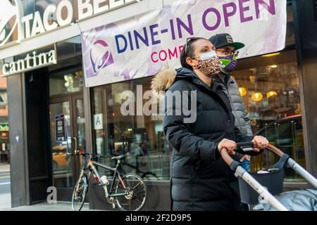 Un Taco Bell à Chelsea, à New York, accueille des dîners à l'intérieur le samedi 27 février 2021. Les restaurants ont récemment été autorisés à augmenter la capacité des repas à l'intérieur à 35 %, avec une foule d'autres restrictions. (© Richard B. Levine) Banque D'Images