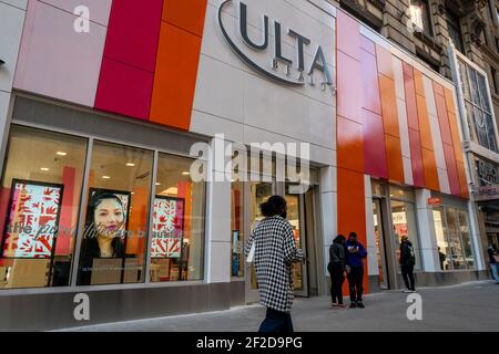 Une nouvelle branche de la chaîne de maquillage et de beauté, Ulta Beauty, située dans le quartier commerçant de Herald Square à New York lors de sa préouverture, le mercredi 3 mars 2021. Le magasin de 12,000 pieds carrés est le deuxième magasin d'Ulta à Manhattan. (© Richard B. Levine) Banque D'Images