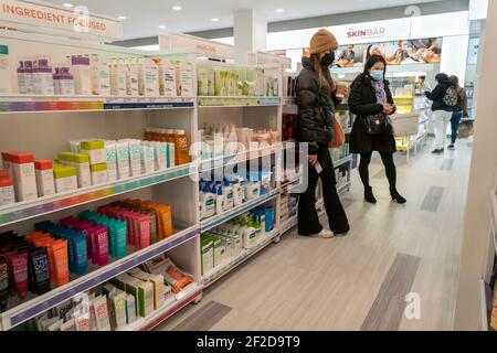 Une nouvelle branche de la chaîne de maquillage et de beauté, Ulta Beauty, située dans le quartier commerçant de Herald Square à New York lors de sa préouverture, le mercredi 3 mars 2021. Le magasin de 12,000 pieds carrés est le deuxième magasin d'Ulta à Manhattan. (© Richard B. Levine) Banque D'Images