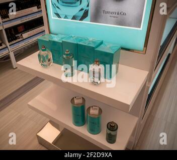 Parfum Tiffany & Co. Dans une nouvelle branche de la chaîne de maquillage et de beauté, Ulta Beauty, situé dans le quartier commerçant de Herald Square à New York vu lors de sa préouverture, le mercredi 3 mars 2021. Le magasin de 12,000 pieds carrés est le deuxième magasin de UltaÕs à Manhattan. (© Richard B. Levine) Banque D'Images