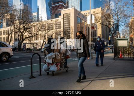 Piétons masqués dans le quartier de Chelsea, à New York, le dimanche 7 mars 2021. (© Richard B. Levine) Banque D'Images