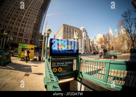 Publicité pour le service de streaming Paramount+ de ViacomCBS montrant le film Spongebob sur un kiosque de métro à Madison Square à New York le mardi 9 mars 2021. Le service de streaming, anciennement CBS All Access, a été lancé le 4 mars avec un nombre prévu de 65 à 75 millions d’abonnés d’ici 2024. (© Richard B. Levine) Banque D'Images