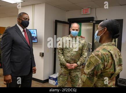 Washington, États-Unis d'Amérique. 10 mars 2021. Le secrétaire à la Défense des États-Unis, Lloyd J. Austin III, à gauche, et le directeur général des vaccins de la Federal COVID-19, Gustave F. Perna, à droite, lors d'une visite au Federal Vaccine Operations Center de l'édifice Hubert H. Humphrey, le 10 mars 2021, à Washington, DC. Credit: Planetpix/Alamy Live News Banque D'Images