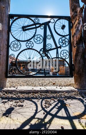 Portail personnalisé de pièces de vélo dans la clôture du 146 Taphouse; Salida; Colorado; Etats-Unis Banque D'Images