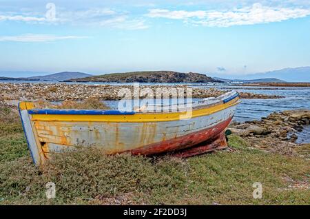 Bateau grec délabré dans la mer Égée sur le célèbre île de Delos - Grèce Banque D'Images