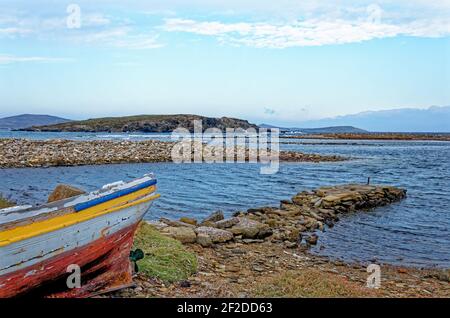 Bateau grec délabré dans la mer Égée sur le célèbre île de Delos - Grèce Banque D'Images
