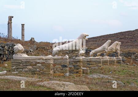 Vestiges de statues de gardes-lions sur l'île Cyclades de Delos, préfecture de Mykonos, Grèce, été 2011 Banque D'Images