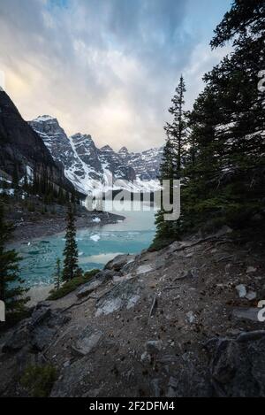 La dernière glace restante se brise sur le lac Moraine au début de juin au lever du soleil dans les Rocheuses canadiennes de l'Alberta, au Canada. Banque D'Images