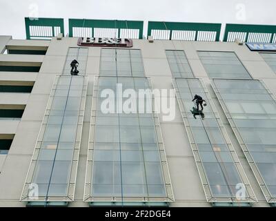 Rondelle de fenêtre windows nettoyage de l'extérieur d'un immeuble à partir d'un angle faible, à Montgomery, en Alabama, USA. Banque D'Images