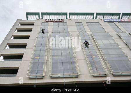 Rondelle de fenêtre windows nettoyage de l'extérieur d'un immeuble à partir d'un angle faible, à Montgomery, en Alabama, USA. Banque D'Images