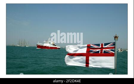 Examen de la flotte internationale le 28 juin 2005 à Portsmouth, en Angleterre. La revue fait partie des célébrations de Trafalgar 200 marquant le 200e anniversaire de la bataille de Trafalgar à laquelle Lord Nelson a commandé la Royal Navy dans une célèbre victoire sur les Français. Le bateau de reines Endurance est le navire rouge David Sandison 28/6/2005 Banque D'Images